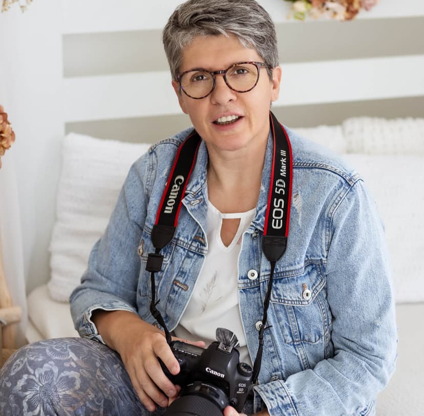 Marcela Kramářová s fotoaparátem Canon ve svém fotoateliéru v Čechyni nedaleko Brna