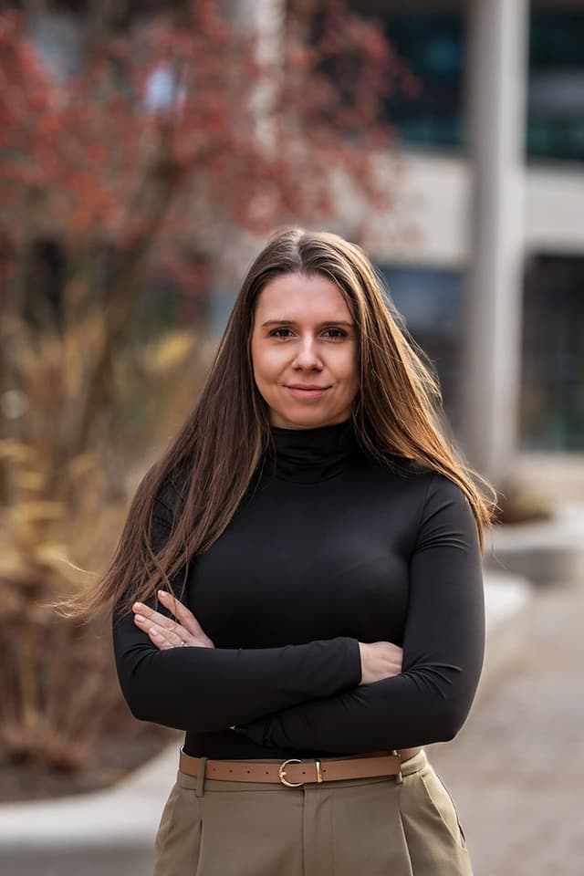 Business portrét ženy focený v ateliéru u Brna pro web a LinkedIn