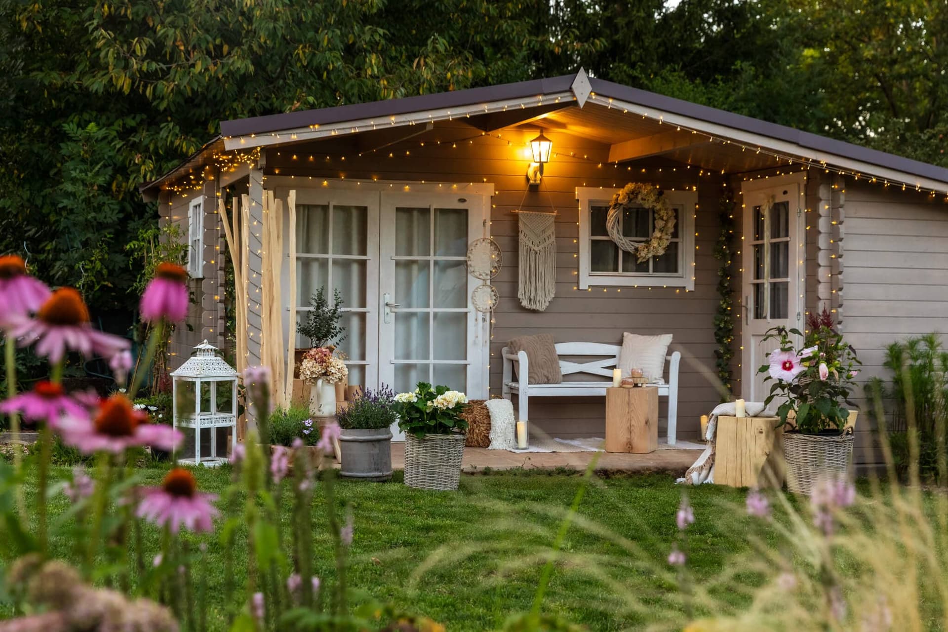 Zahradní domeček u fotoateliéru v Čechyni nedaleko Brna, místo plné světla a klidu pro rodinné, těhotenské i vánoční focení