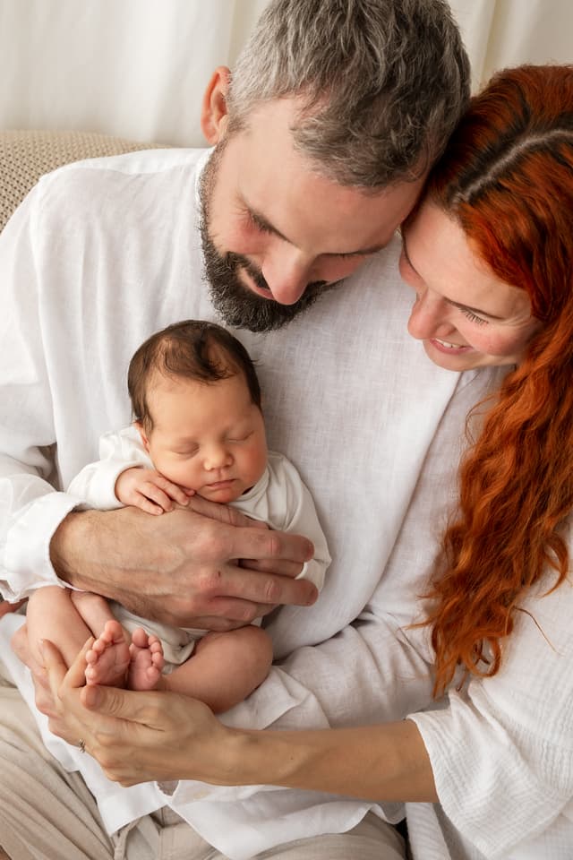 Newborn focení s rodiči v ateliéru u Brna, jemné světlo a klid při focení miminka
